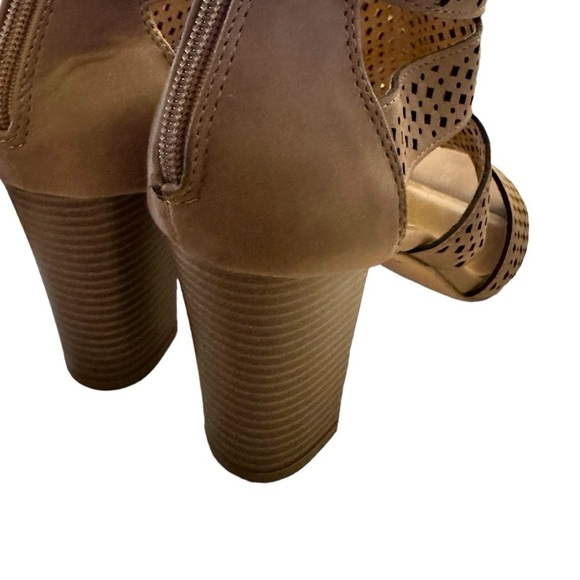 XOXO Womens Beamer Faux Leather Laser Cut Heel Sandals Tan - Picture 4 of 9